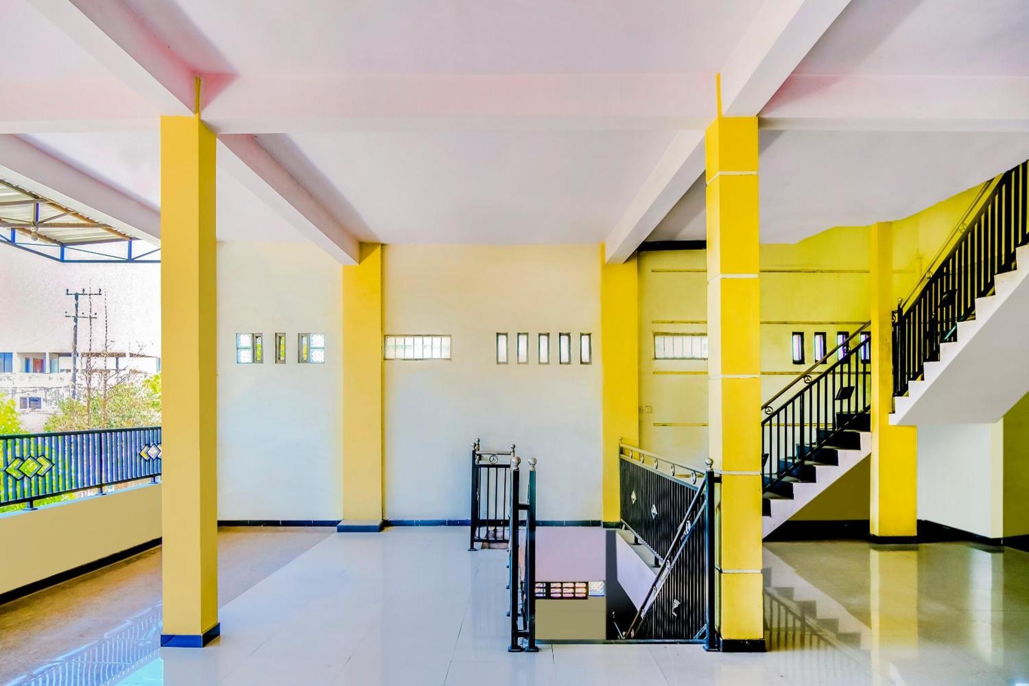 Super Oyo 1759 Family Residence Kediri  Bagian luar foto