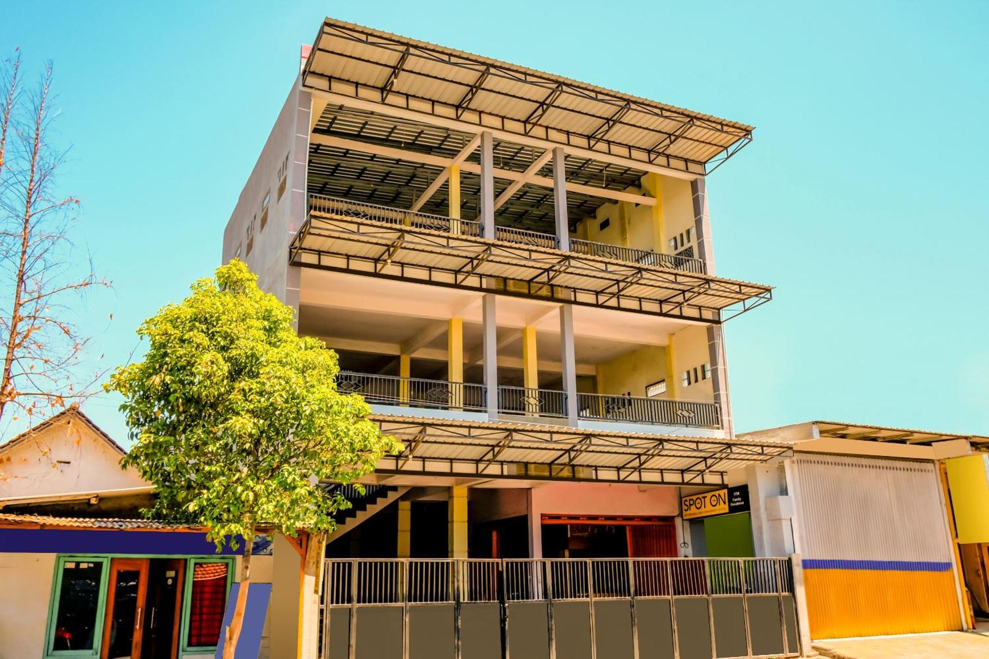 Super Oyo 1759 Family Residence Kediri  Bagian luar foto